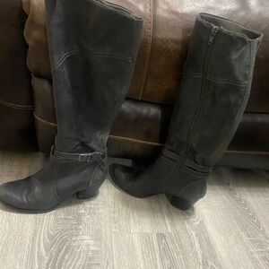 Tall boots
Size: 7 1/2
Dark gray
Slightly used